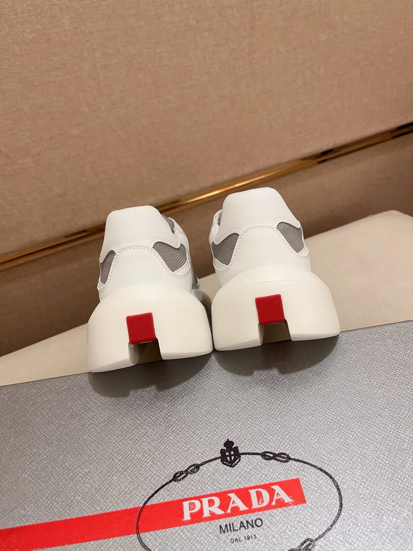 Factory price 620💰 ✔️✔️✔️Higher version High-quality new PRADA (Prada) counters are launched simultaneously. New men's shoes and 😘fabric are made of high-tech glue-spraying technology. Lining: Full cowhide lining. 👍🏿 High-end ☄️ air-cushion molded anti-slip rubber outsole, exquisite lines, simple and elegant, comfortable and high-end for leisure travel. Code number: 38 to 45 (can be customized to 46 to 47, non-refundable)